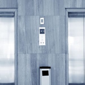 Czy każda winda musi mieć awaryjne zasilanie?