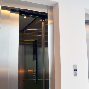 Bezpieczeństwo i monitoring w windach – jak nowoczesna technologia chroni użytkowników