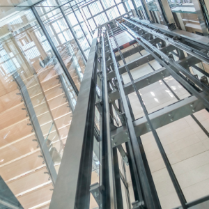 Budynki bez windy – jak Lift-System umożliwia instalację nowoczesnego transportu pionowego