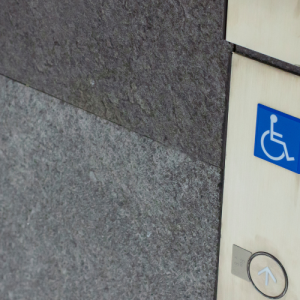 Dźwigi dla osób niepełnosprawnych – komfort i dostępność w każdym budynku
