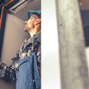 Najczęstsze usterki wind i jak im zapobiegać – Przewodnik po niezawodnych rozwiązaniach LiftSystem